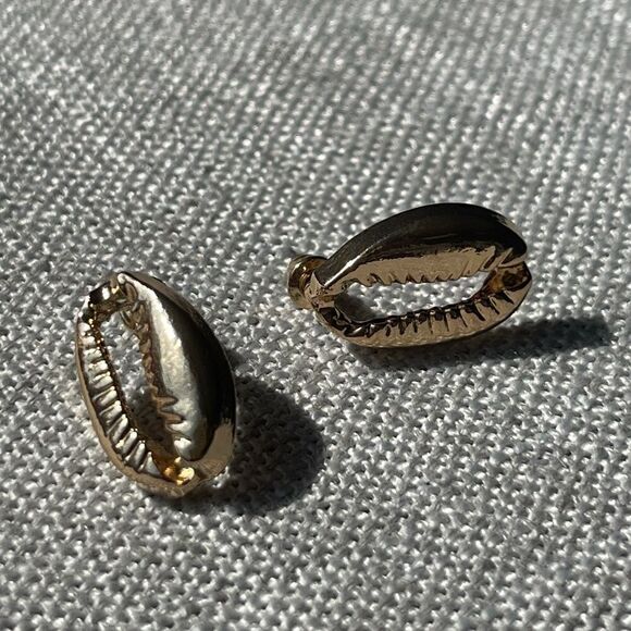 🌊 GOLD TONE COWRIE SHELL STUD EARRINGS 🌊 - Picture 3 of 6